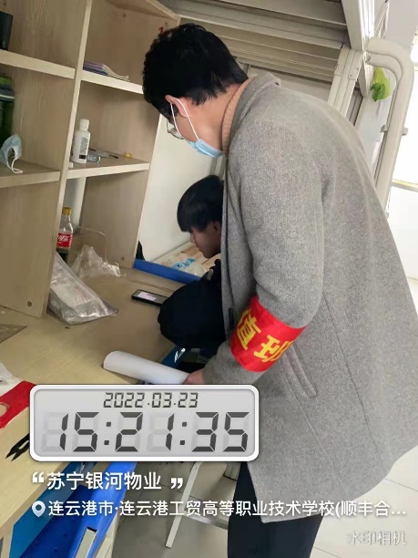 说明: 图片包含 人, 室内, 男人, 前描述已自动生成