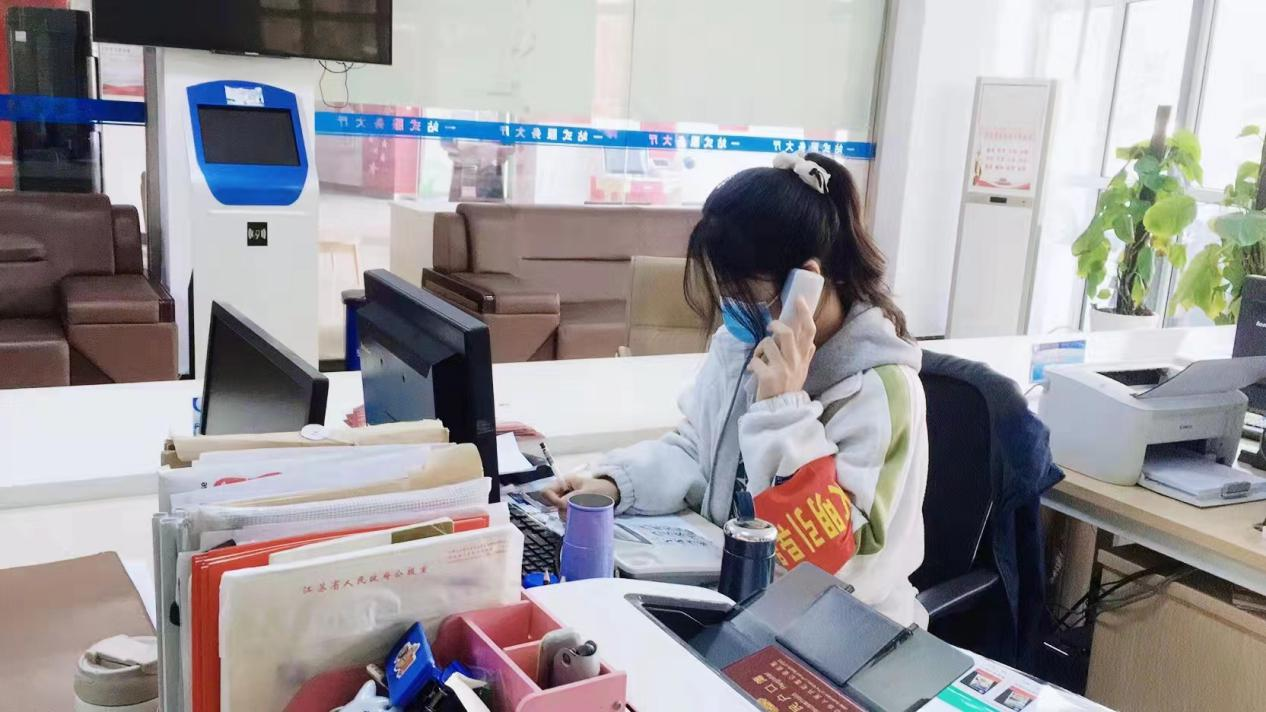 胡月同学正在电话访问落实小区居民核酸检测